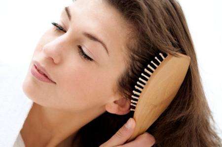 八个行为最伤害头发 头发扎太紧用力梳头
